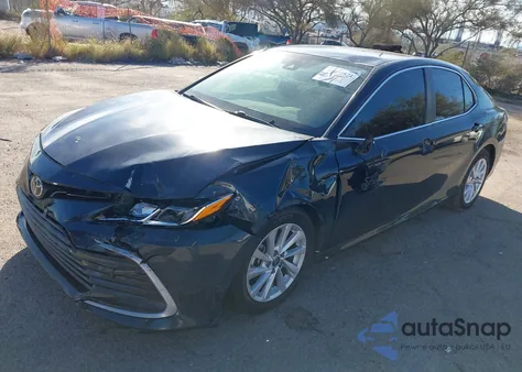 2021 Toyota Camry Le z USA, uszkodzony, nr VIN 4T1C11AK6MU471211